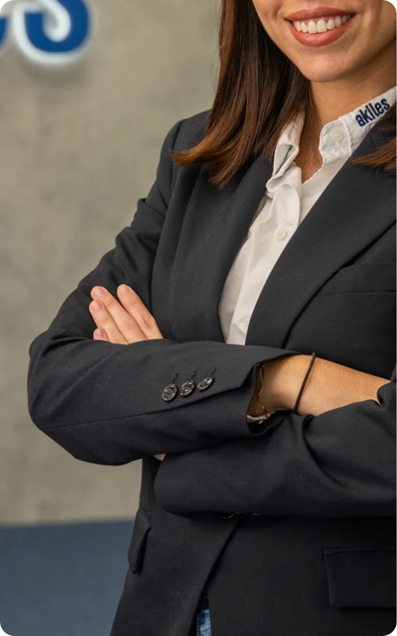 Persoon in zakelijke kleding met het Akiles-logo op de kraag